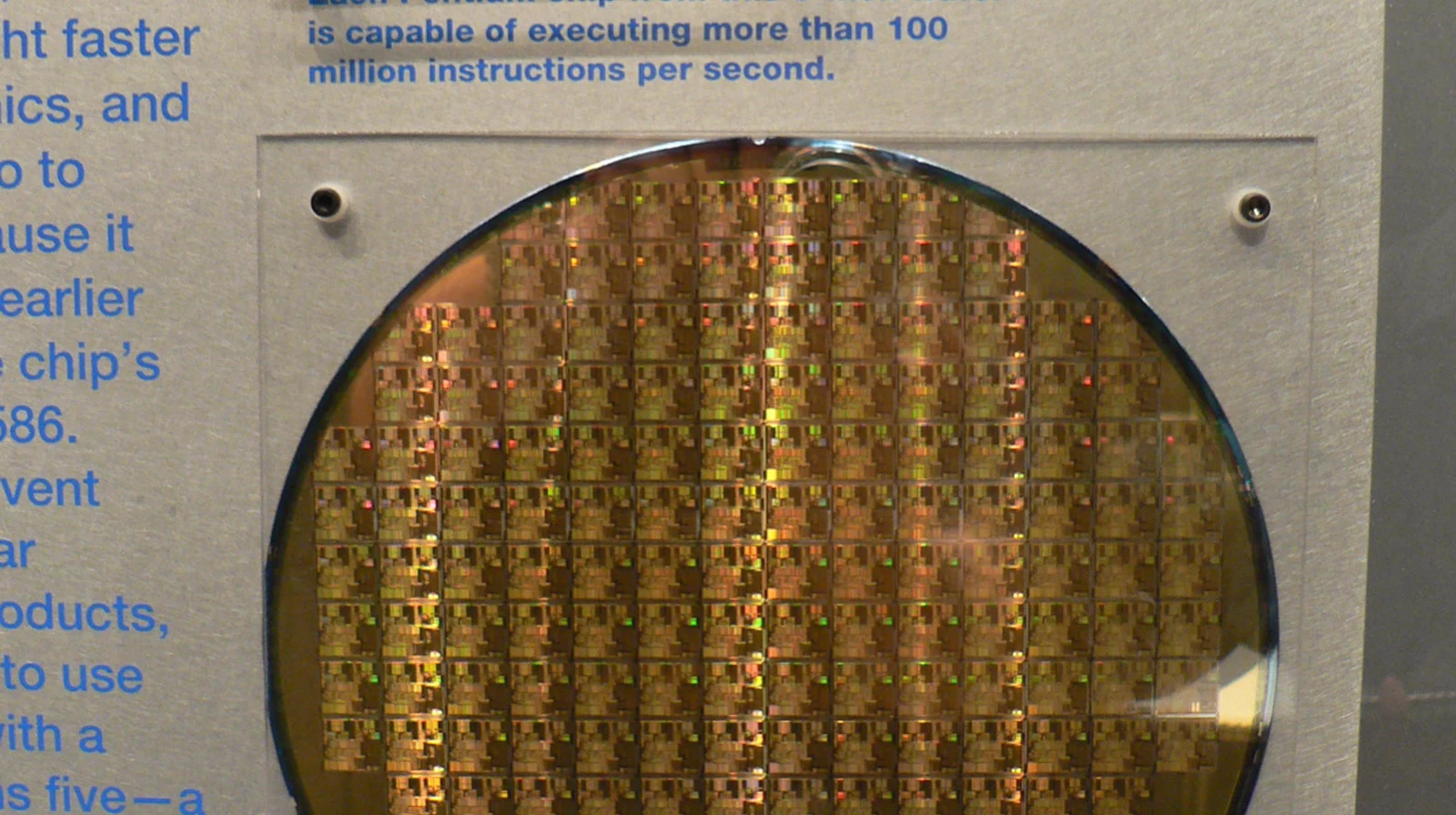 Кремниевая пластина с чипами Intel Pentium — физическая сторона производства ИИ-вычислений